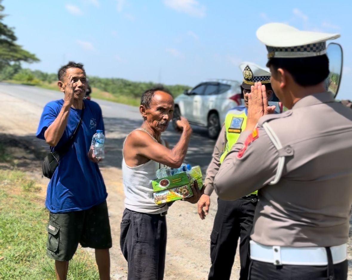 Satlantas Polres Batu Bara Berbagi Nasi Kotak, Sasar ODGJ dan Pekerja Jalanan