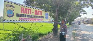 Sat Lantas Polres Batu Bara Tingkatkan Kesadaran Keselamatan dengan Pemasangan Spanduk Rawan Kecelakaan