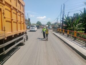 Satlantas Polres Batu Bara Amankan Lalu Lintas Selama Perbaikan Jalan di Simpang Gambus