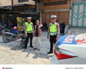Sat Lantas Polres Batu Bara Berikan Edukasi Kamseltibcar Lantas kepada Tukang Parkir di Indra Pura