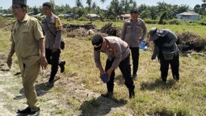 Kapolsek Lima Puluh Koordinasi dan Cek Lahan Pekarangan Ketapang untuk Ketahanan Pangan