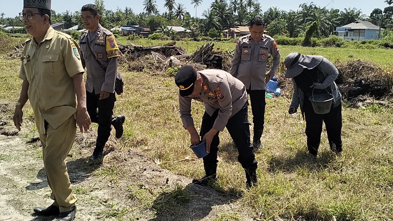 Kapolsek Lima Puluh Koordinasi dan Cek Lahan Pekarangan Ketapang untuk Ketahanan Pangan