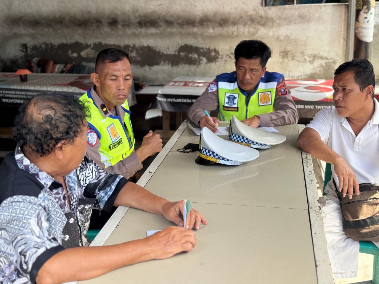 Satlantas Polres Batu Bara Berikan Binluh Kamseltibcarlantas kepada Supir Angkot