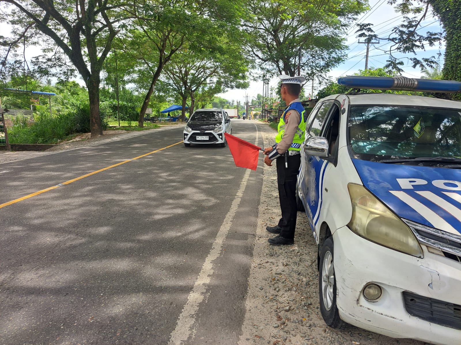 Sat Lantas Polres Batu Bara Tingkatkan Keamanan Lalu Lintas dengan Pengaturan dan Patroli Kibas Bendera