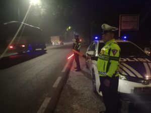 Sat Lantas Polres Batu Bara Tingkatkan Keamanan dengan Patroli Blue Light di Malam Hari