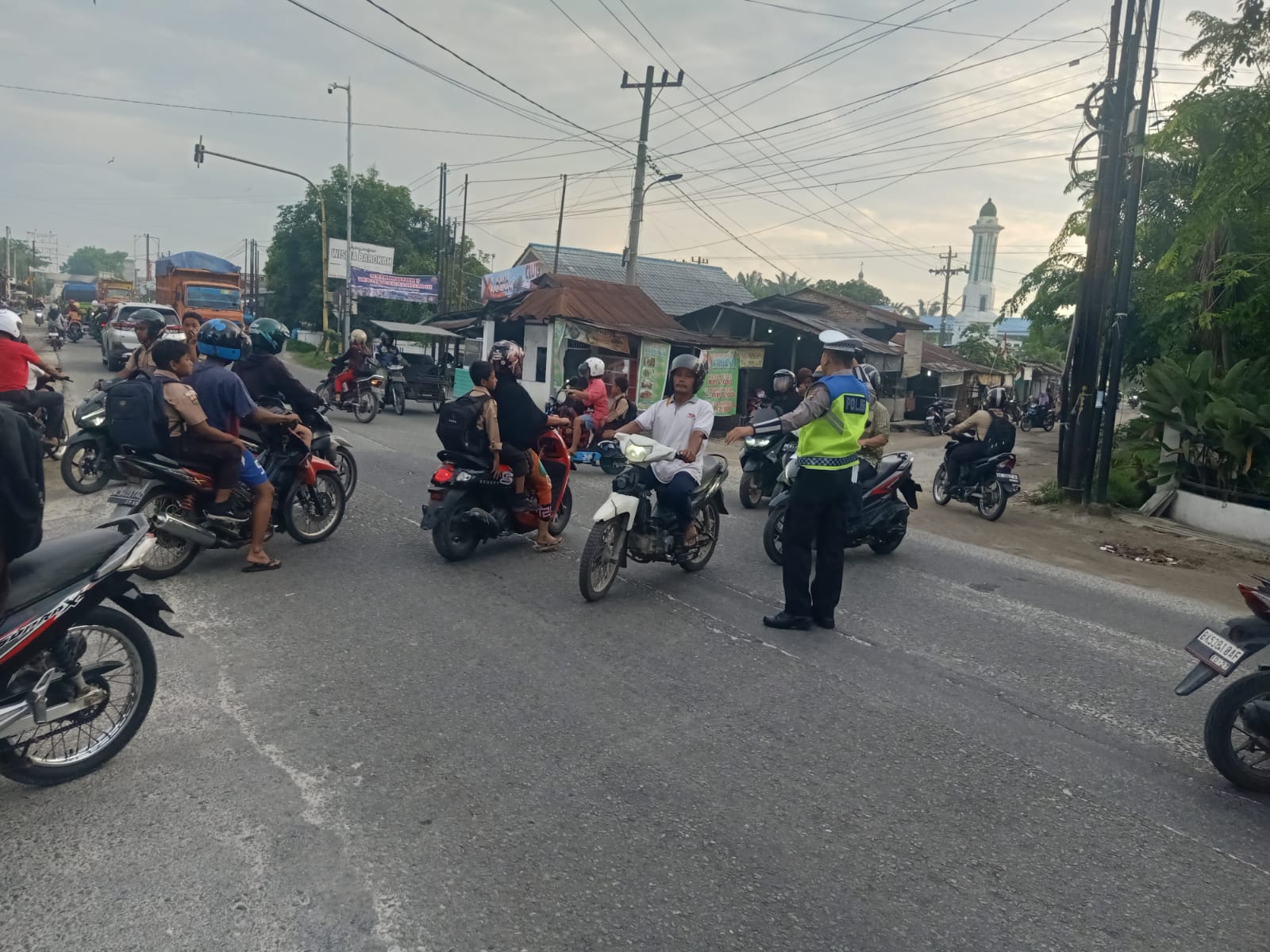 Sat Lantas Polres Batu Bara Gencar Pengaturan Lalu Lintas Pagi Hari, Jaga Kamseltibcarlantas