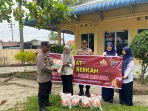 Polsek Indrapura Gelar Jumat Berkah, Salurkan Bantuan Sembako untuk Masyarakat Kurang Mampu