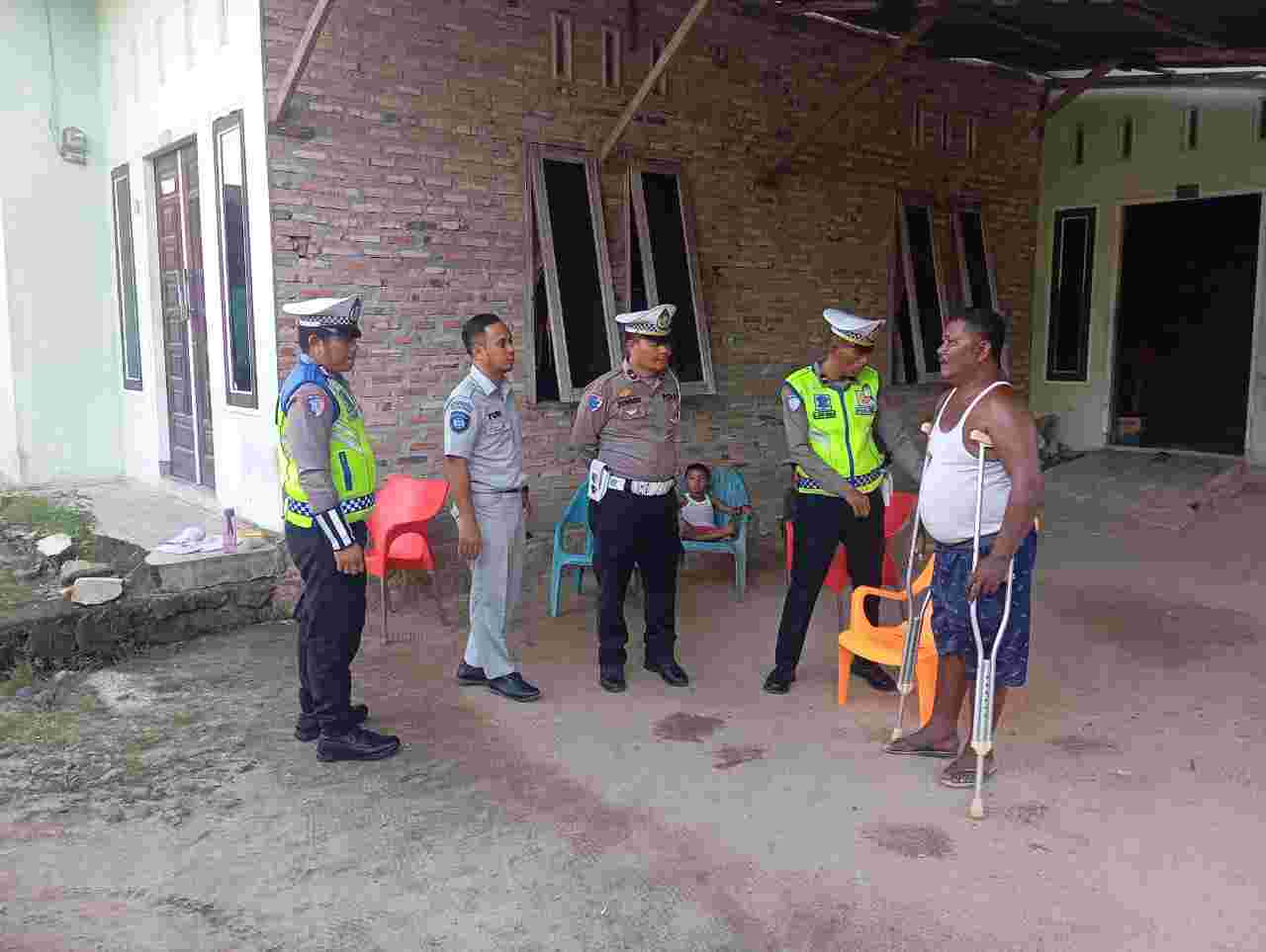 Sat Lantas Polres Batu Bara Ulurkan Tali Asih untuk Korban Laka Lantas Cacat Permanen