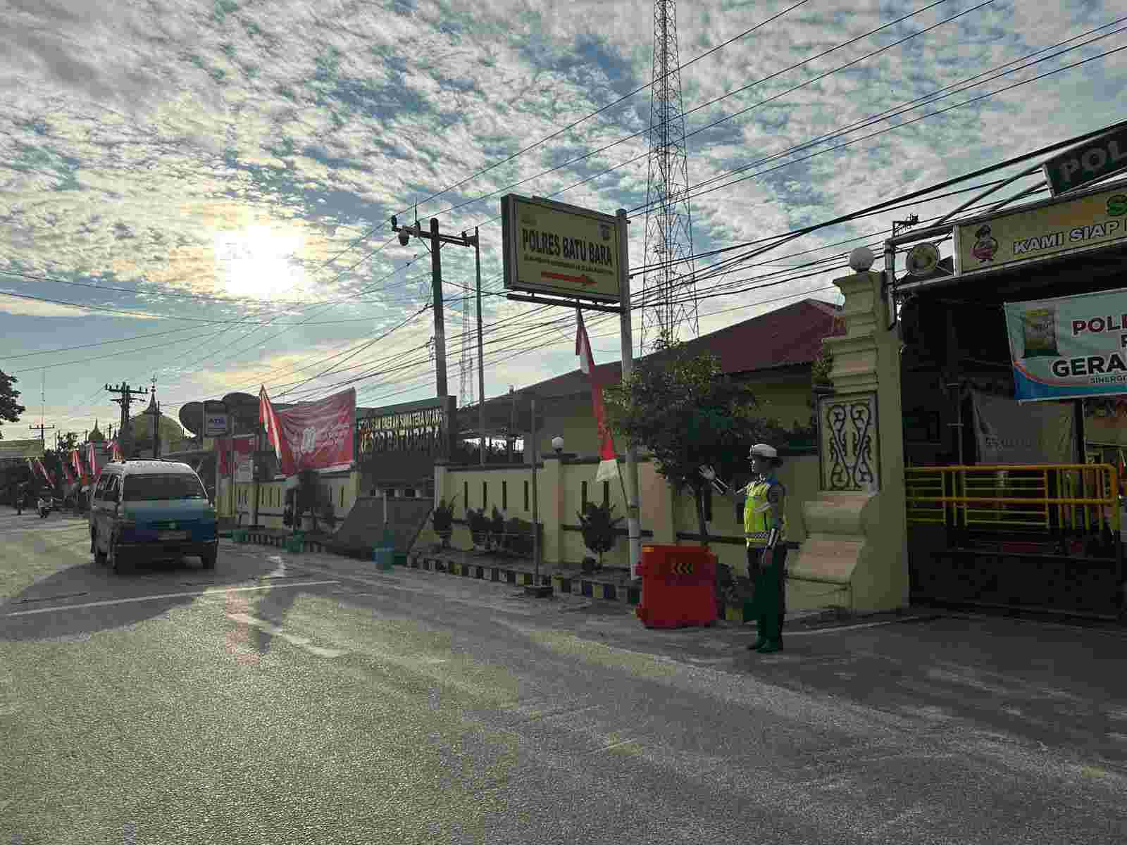 Sat Lantas Polres Batu Bara Gelar Pengaturan Lalu Lintas Pagi di Depan Mako Polres