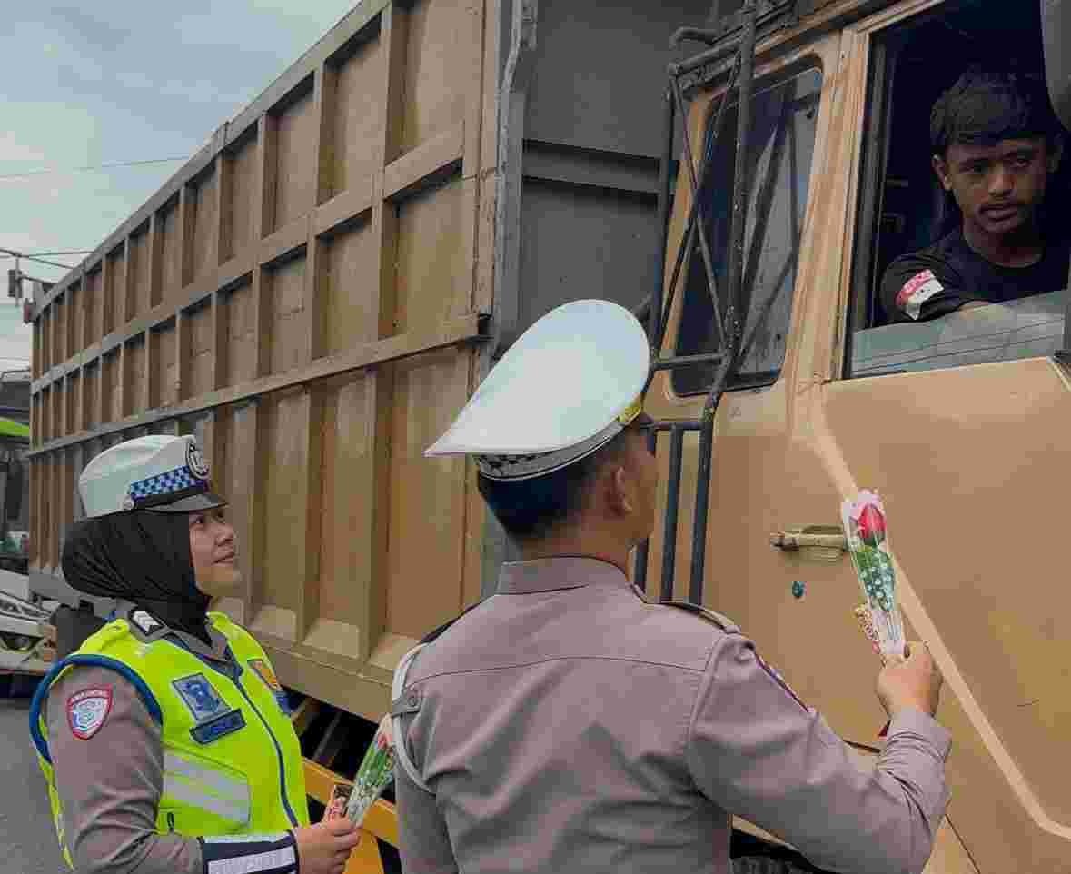 Sat Lantas Polres Batu Bara Sambut HUT Lalu Lintas dengan Gatur Lalin, Bagi Bunga dan Cokelat