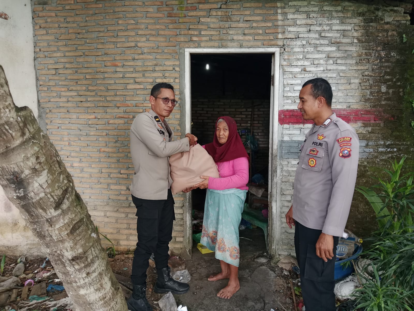 Jumat Berkah Polres Batu Bara: Sembako untuk Dhuafa, Eratkan Silaturahmi, Ciptakan Kamtibmas Kondusif!