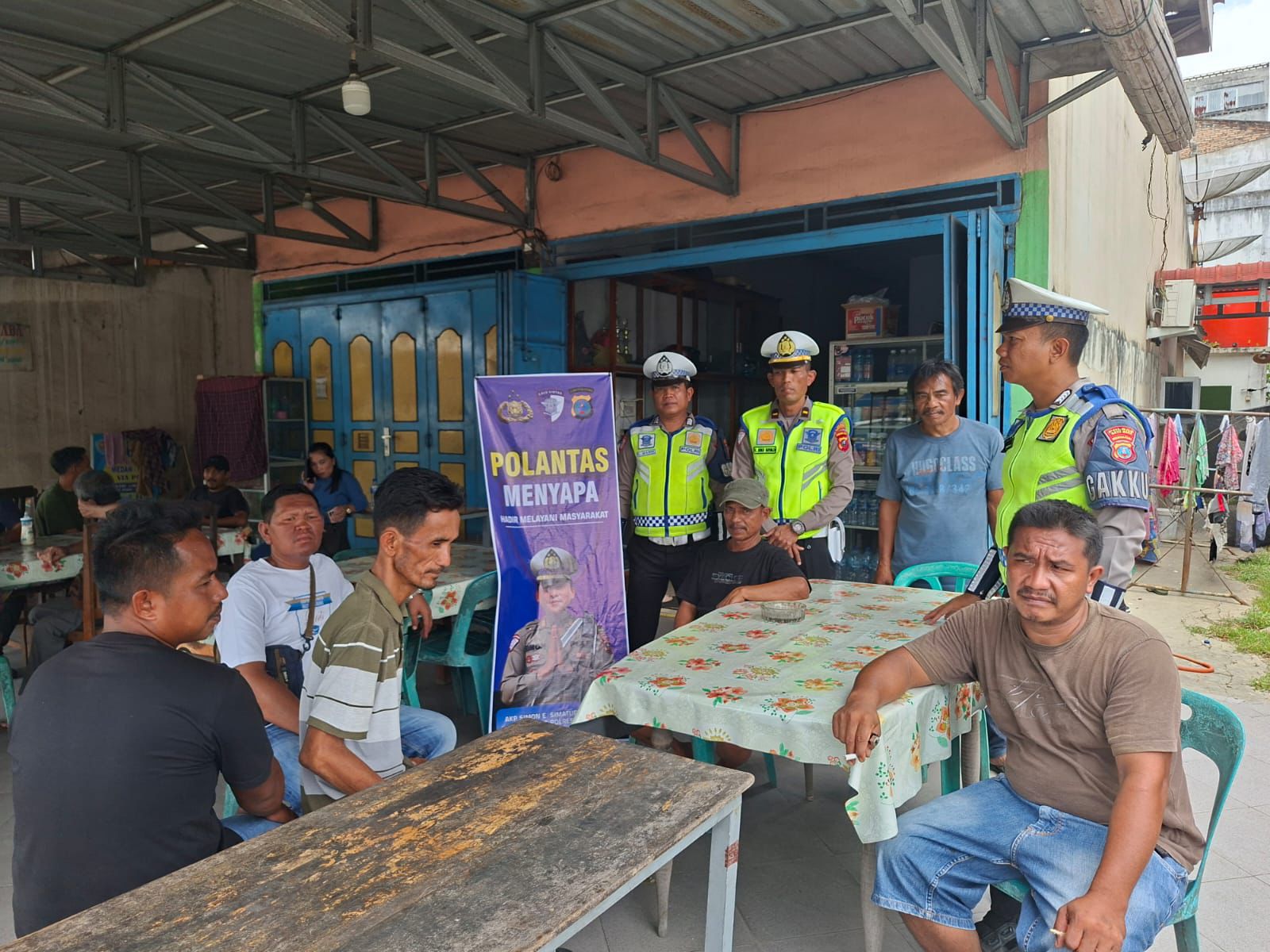 Satlantas Polres Batu Bara Edukasi Masyarakat dan Sopir Bus di Loket Bus Pelangi Melalui “Polantas Menyapa”