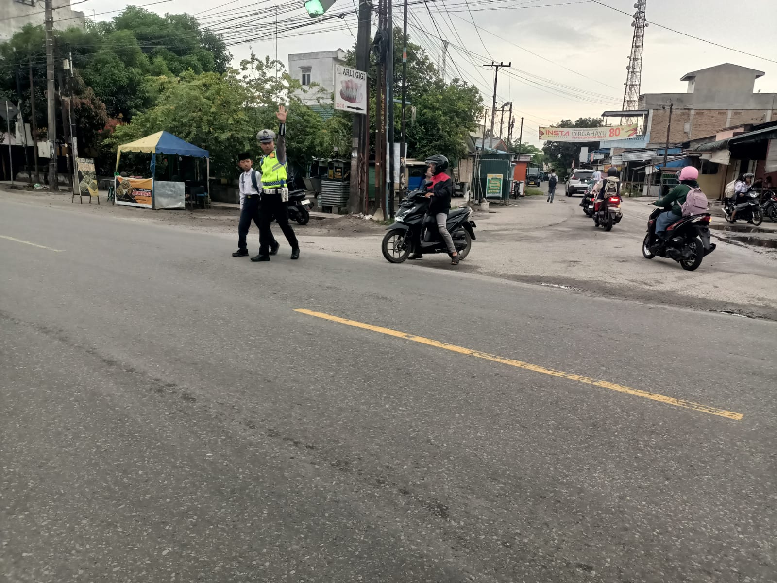 Sat Lantas Polres Batu Bara: Pantang Menyerah Atur Lalu Lintas di Tengah Guyuran Hujan!
