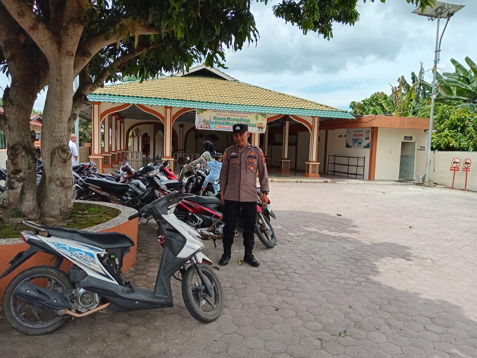 Polsek Lima Puluh Amankan Ibadah Sholat Jumat, Ciptakan Rasa Aman Bagi Jamaah