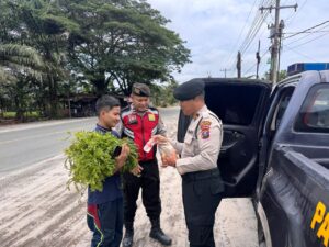 Sat Samapta Polres Batu Bara Berbagi Berkah di Jumat Barokah, Sasar Masyarakat Kurang Mampu