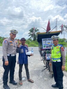 Satlantas Polres Batu Bara Salurkan Berkah Jumat, Bagikan Nasi Kotak untuk ODGJ dan Pekerja Jalanan