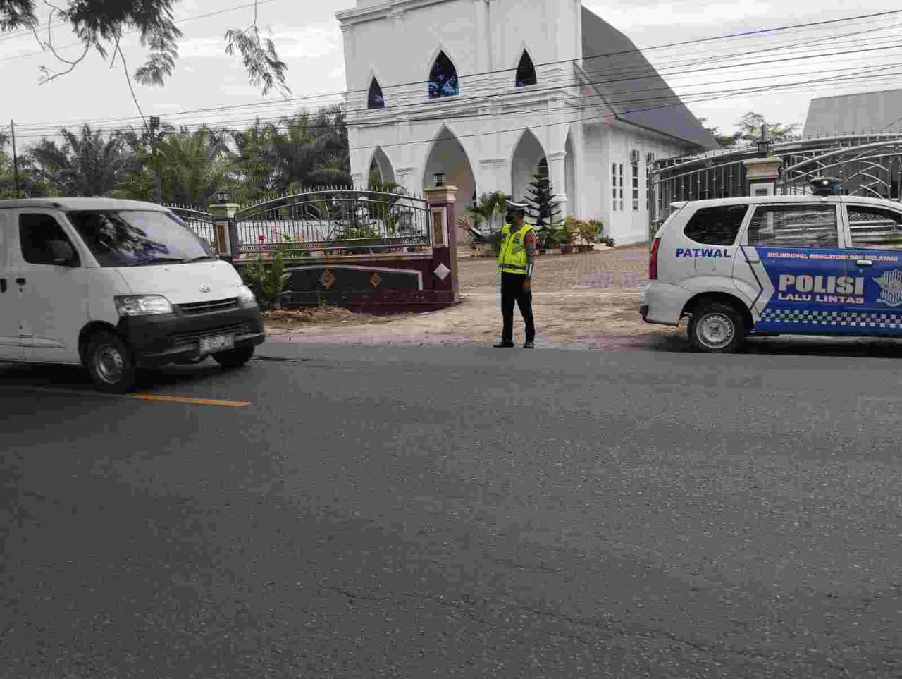 Sat Lantas Polres Batu Bara Intensifkan Patroli dan Pengamanan Gereja, Ciptakan Rasa Aman Bagi Jemaat Saat Ibadah Minggu
