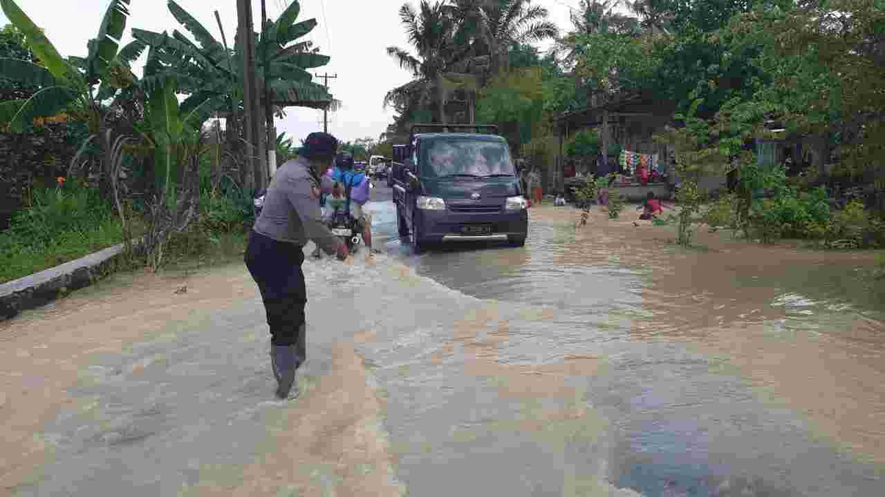 Personel Polres Batu Bara Tinjau Banjir Kiriman di Desa Sei Buah Keras dan Nenas Siam, Bantu Warga Terdampak