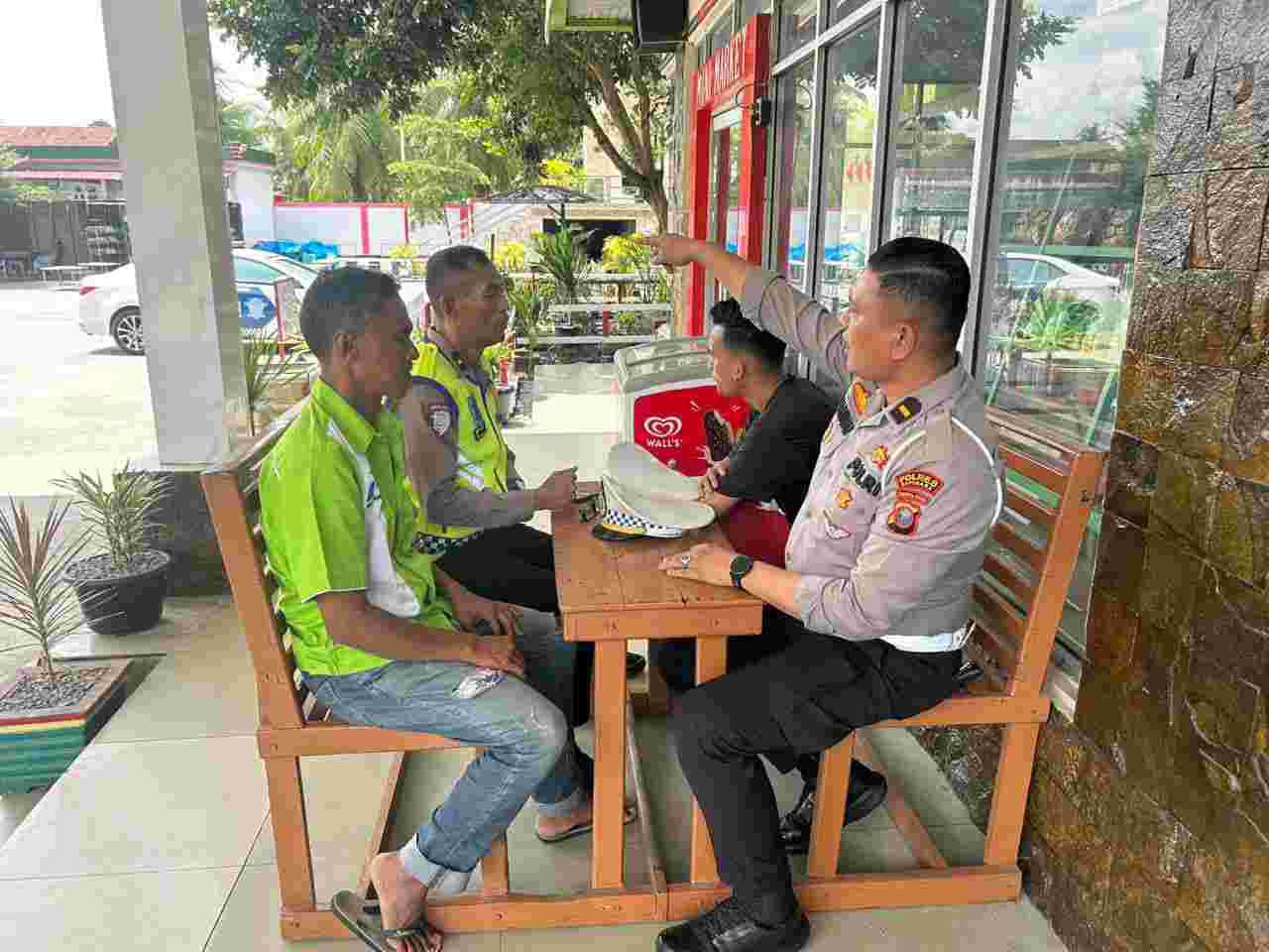 Satlantas Polres Batu Bara Gelar “POLANTAS MENYAPA” di SPBU Petatal, Himbau Pengendara Tertib Parkir