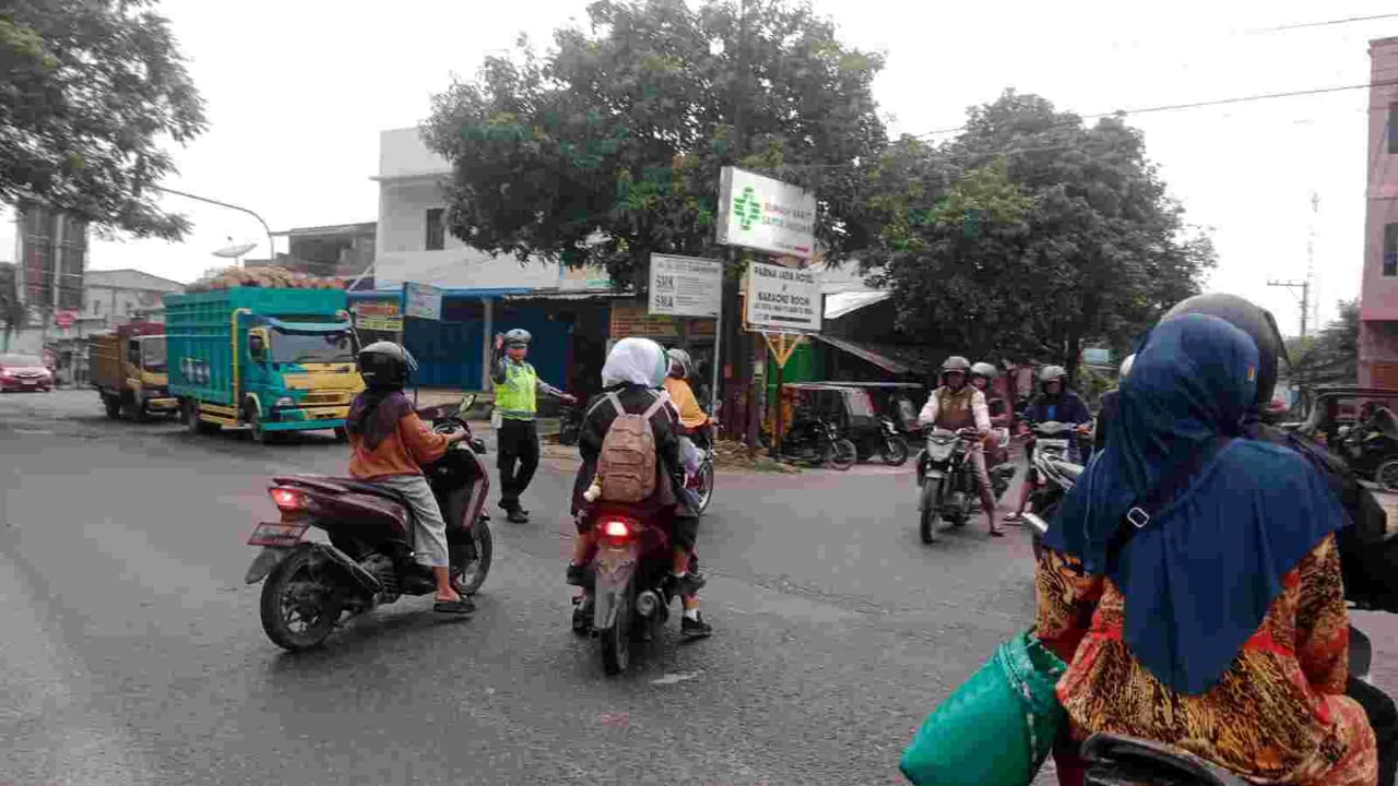 Polisi Atur Lalu Lintas Pagi di Titik Rawan, Pastikan Keamanan Pelajar di Batu Bara