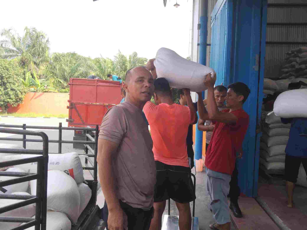 Polsek Indrapura Dampingi Petani Jual Hasil Panen Jagung ke Bulog Asahan