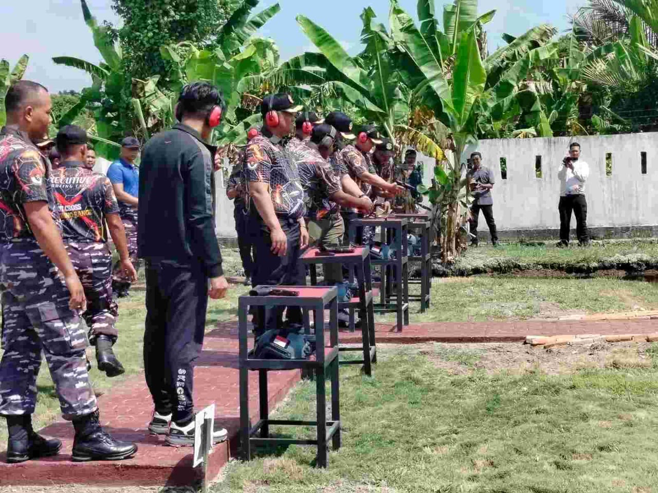 Kapolres Batu Bara dan Forkopimda Ikuti Olahraga Bersama dan Latihan Menembak di Mako Lanal Tanjung Balai Asahan