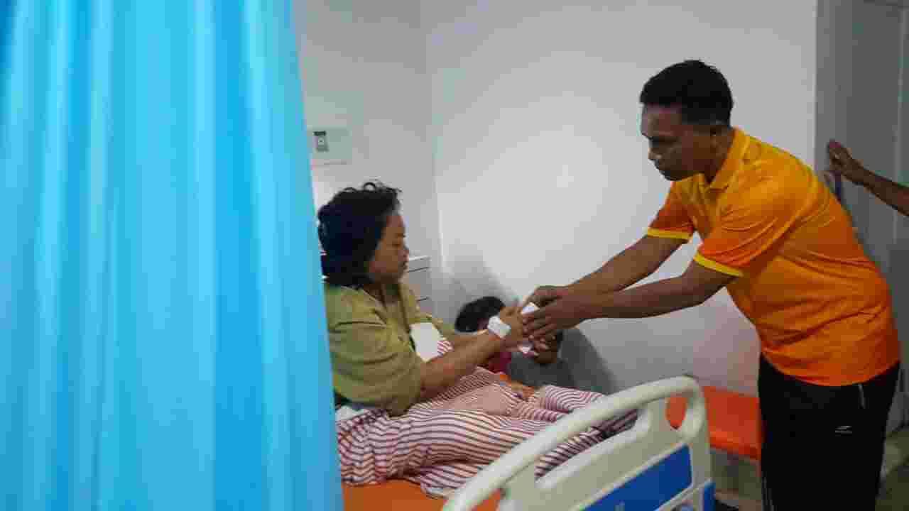 Jumat Berkah, Kapolsek Indrapura Ulurkan Tangan Bantu Warga Kurang Mampu yang Sakit