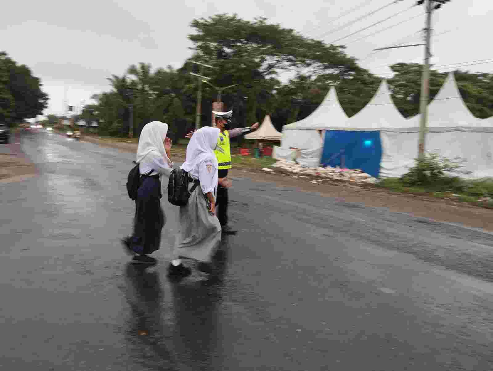 Sat Lantas Polres Batu Bara Siagakan Personel di Titik Rawan, Jamin Kelancaran Lalu Lintas dan Keselamatan Pelajar di Jam Sibuk Pagi