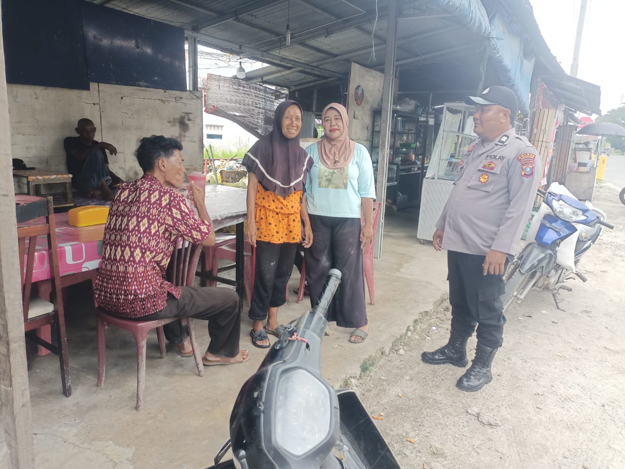 Jaga Kamtibmas dan Tangkal Hoax, Bhabinkamtibmas Polsek Medang Deras Gencar Sambangi Warga