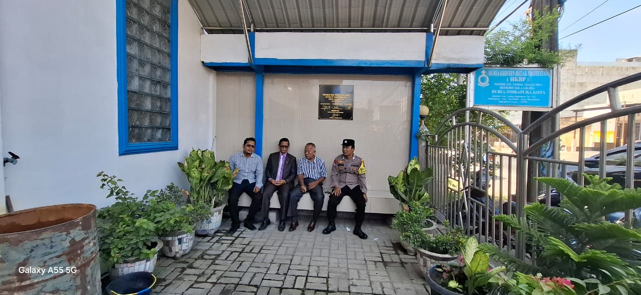 Polsek Indrapura Amankan Ibadah di Gereja HKBP Indrapura, Jamin Keamanan Jemaat