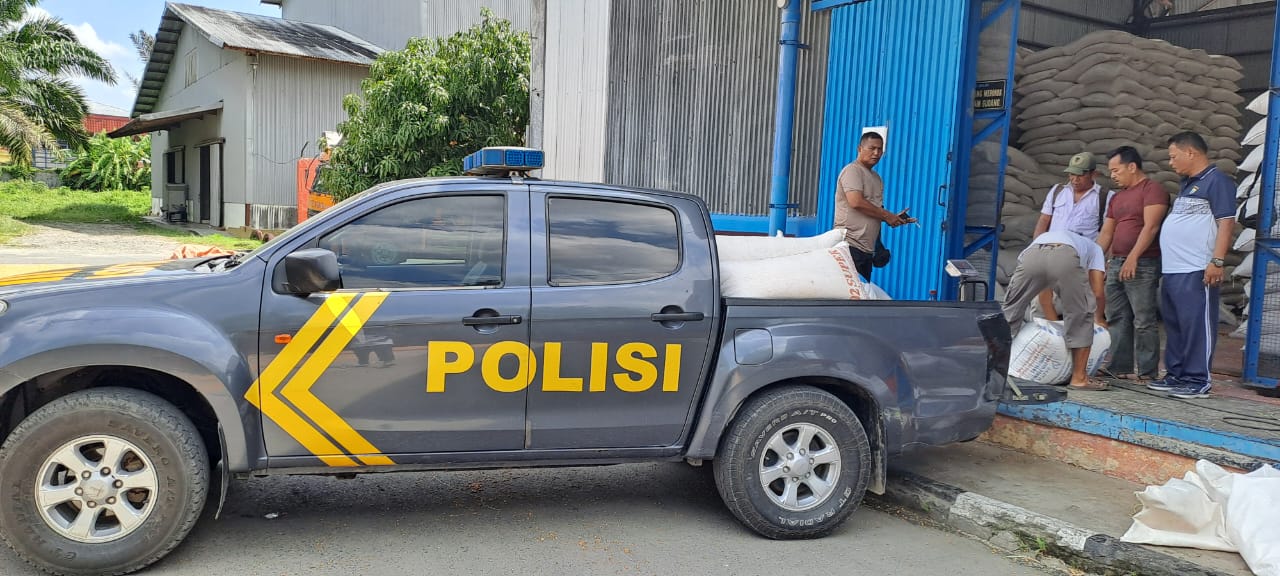 Polsek Labuhan Ruku Dampingi Petani Jual Jagung ke Bulog Asahan