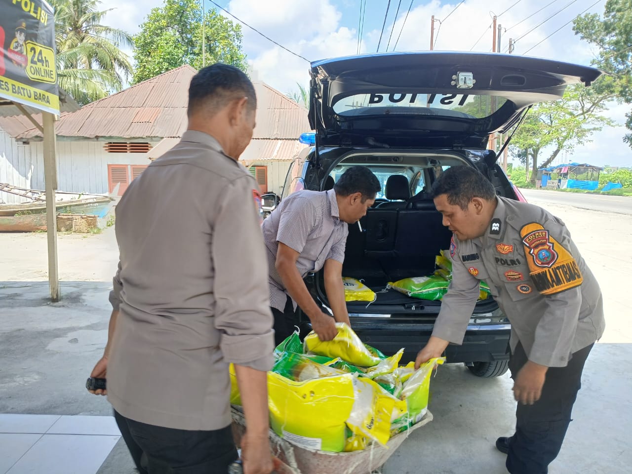 Polsek Lima Puluh Sukses Gelar Gerakan Pangan Murah Polri, Ratusan Karung Beras Ludes Terjual