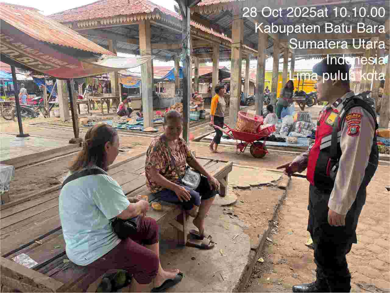 Sat Samapta Polres Batu Bara Gencar Cooling System, Sampaikan Pesan Kamtibmas di Pasar Lima Puluh