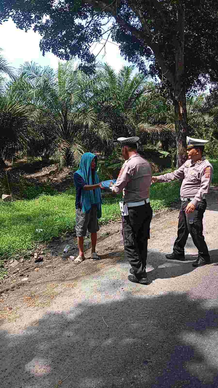 Jumat Berkah, Satlantas Polres Batu Bara Ulurkan Tangan Bagi Pekerja Jalanan