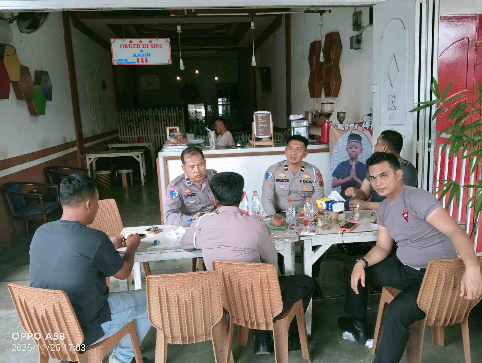 Kasat Lantas Pimpin Polantas Menyapa Warga di Cafe Abang Adek Lima Puluh Kota