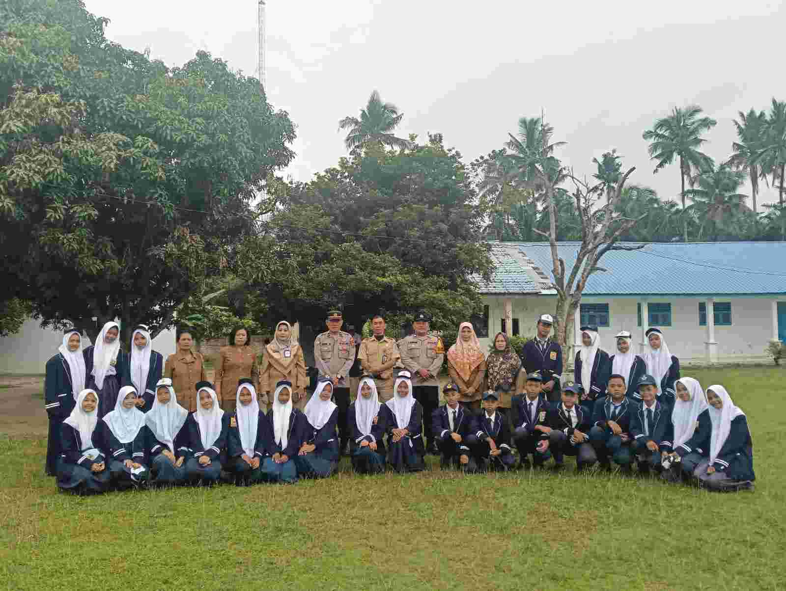 Polisi Dekat dengan Pelajar, Polsek Lima Puluh Gelar Police Go To School di SMTP N 2, Tekankan Disiplin dan Anti Narkoba