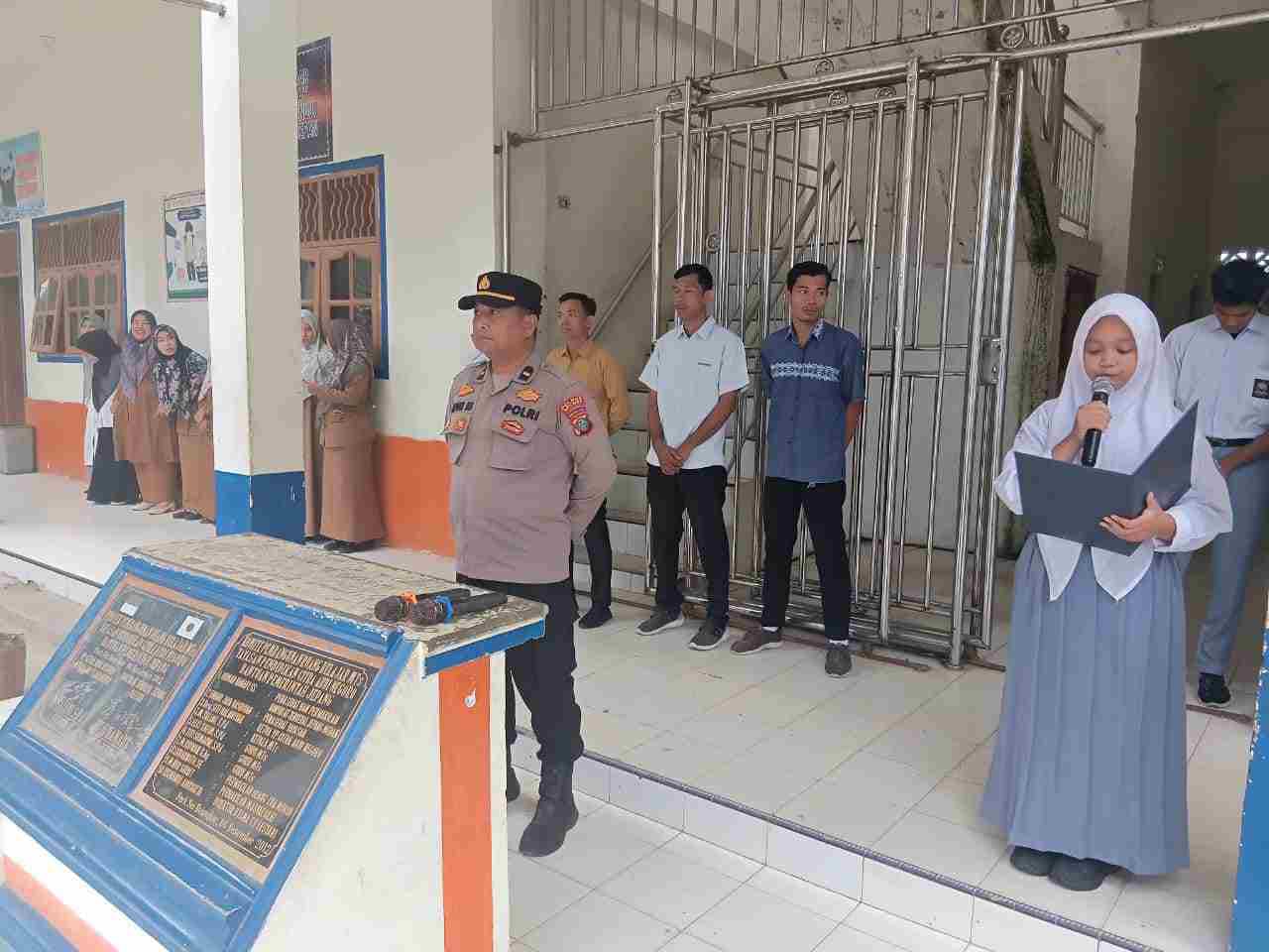Polisi Jadi Inspirasi, Kanit Binmas Polsek Labuhan Ruku Pimpin Upacara Bendera di SMKS Citra Abdi Negoro dalam Program Police Goes To School