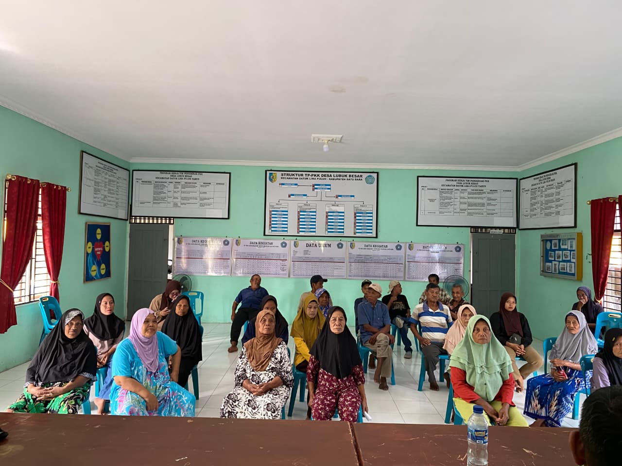 Penyaluran BLT di Desa Lubuk Besar Dikawal Ketat Bhabinkamtibmas