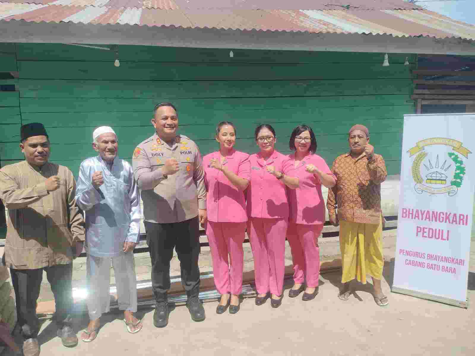 Kapolres Batu Bara Berikan Bantuan Material untuk Renovasi Mushola Aceh Sepakat