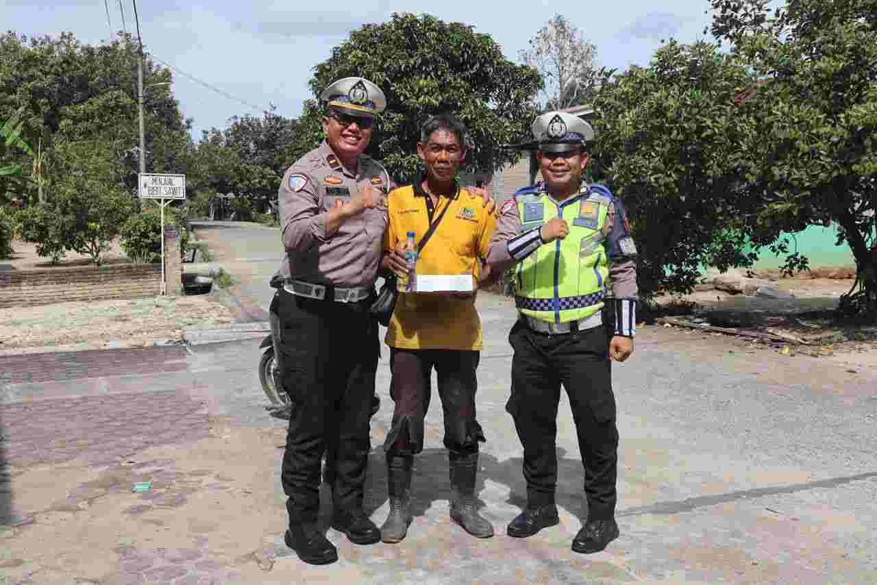 Satlantas Polres Batu Bara Berbagi Sembako di Jumat Berkah, Sentuh Masyarakat yang Membutuhkan