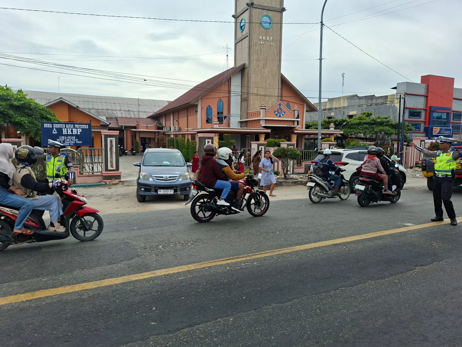 Sat Lantas Polres Batu Bara Jamin Keamanan Ibadah Minggu di Gereja-Gereja