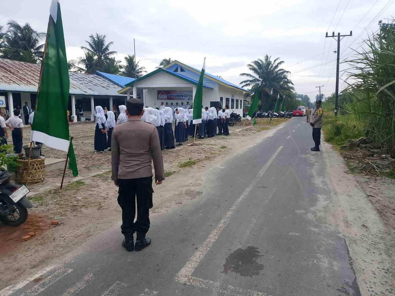 Polsek Lima Puluh Hadiri Upacara Peringatan Hari Pahlawan di SMP Swasta Alwasliah 40 Titi Putih