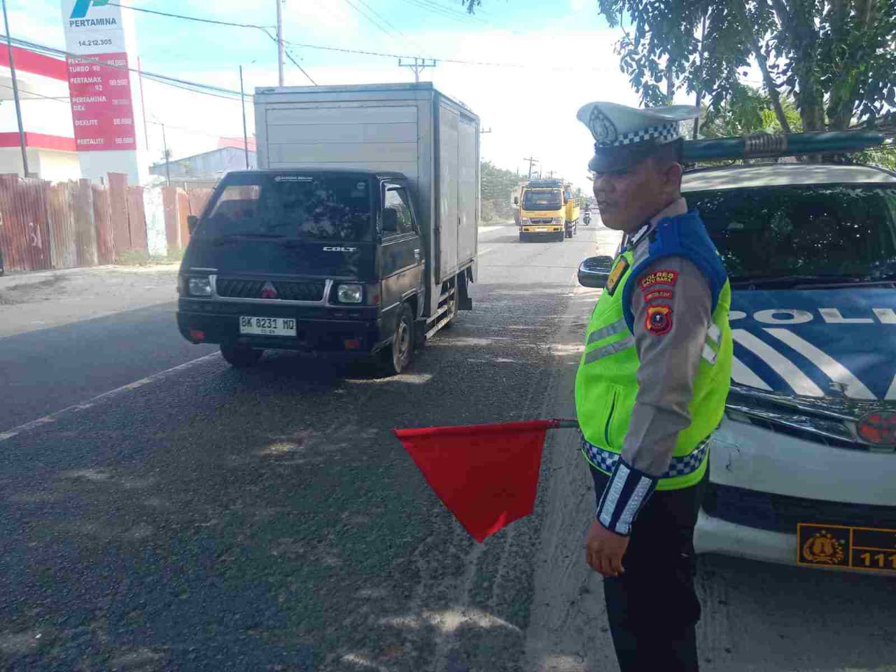 Sat Lantas Polres Batu Bara Tingkatkan Kehadiran Polisi di Jalan, Gelar Patroli “Kibas Bendera” Sore Hari