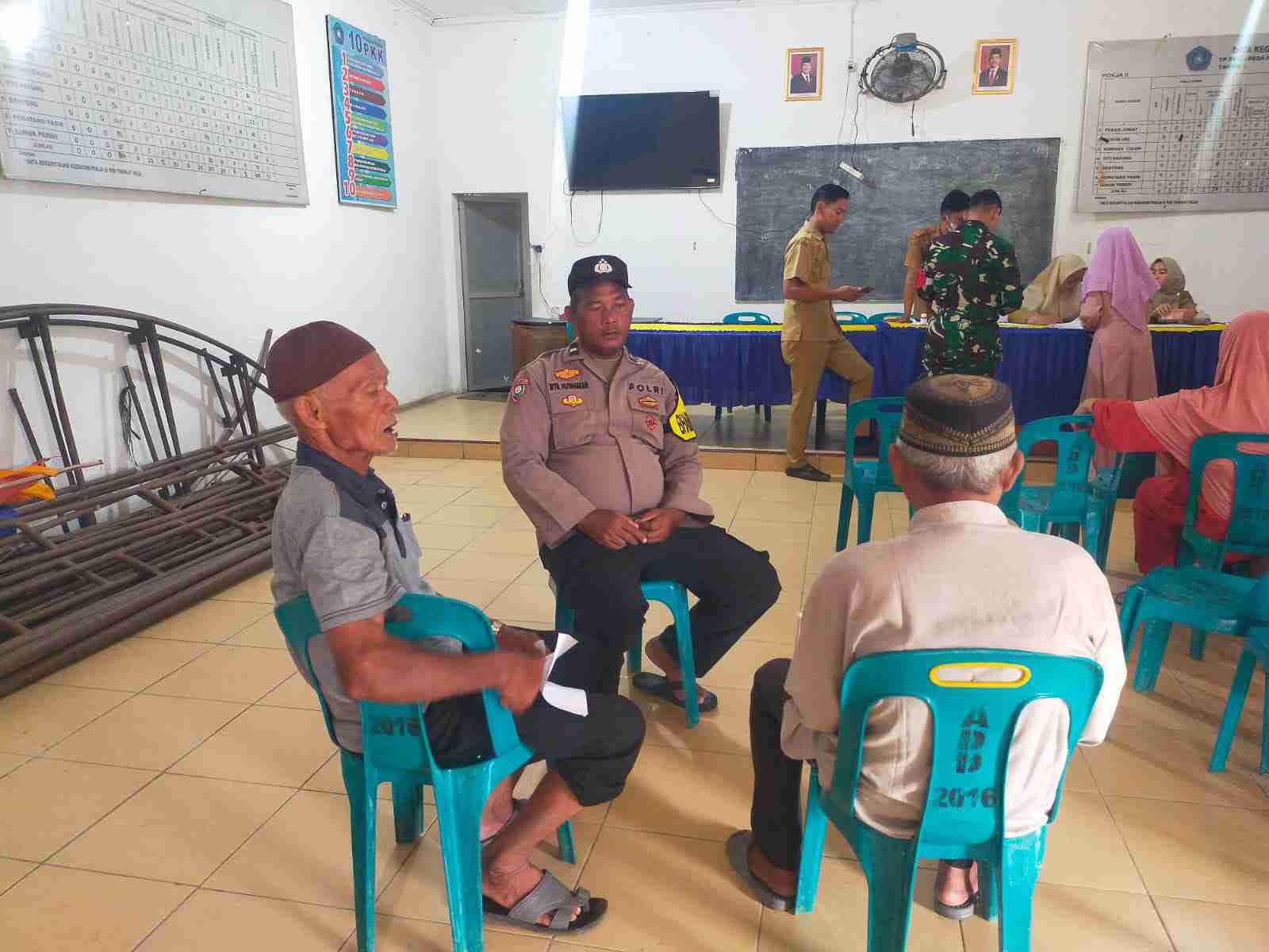 Bhabinkamtibmas Polsek Medang Deras Aktif Jalin Komunikasi dengan Warga Desa Pakam, Sampaikan Himbauan Kamtibmas dan Tangkal Hoax