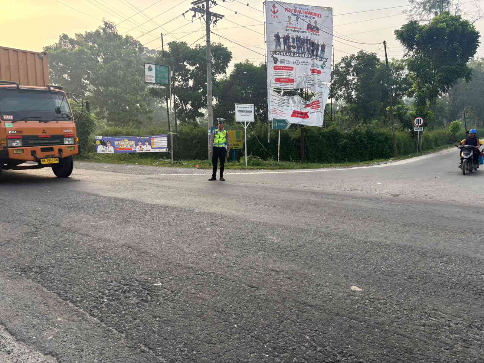 Satlantas Polres Batu Bara Aktif Gelar “Kibas Bendera Sore”, Atur Lalu Lintas dan Edukasi Masyarakat