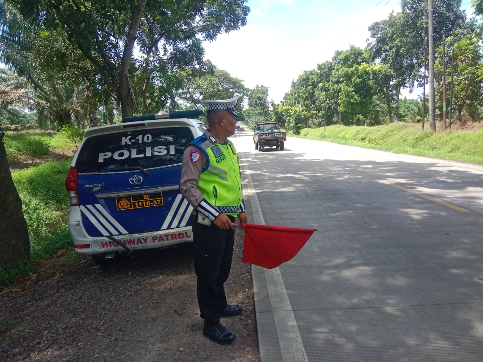 Satlantas Polres Batu Bara Tingkatkan Keamanan Jalan dengan Patroli “Kibas Bendera” dan Pengawasan Lalu Lintas