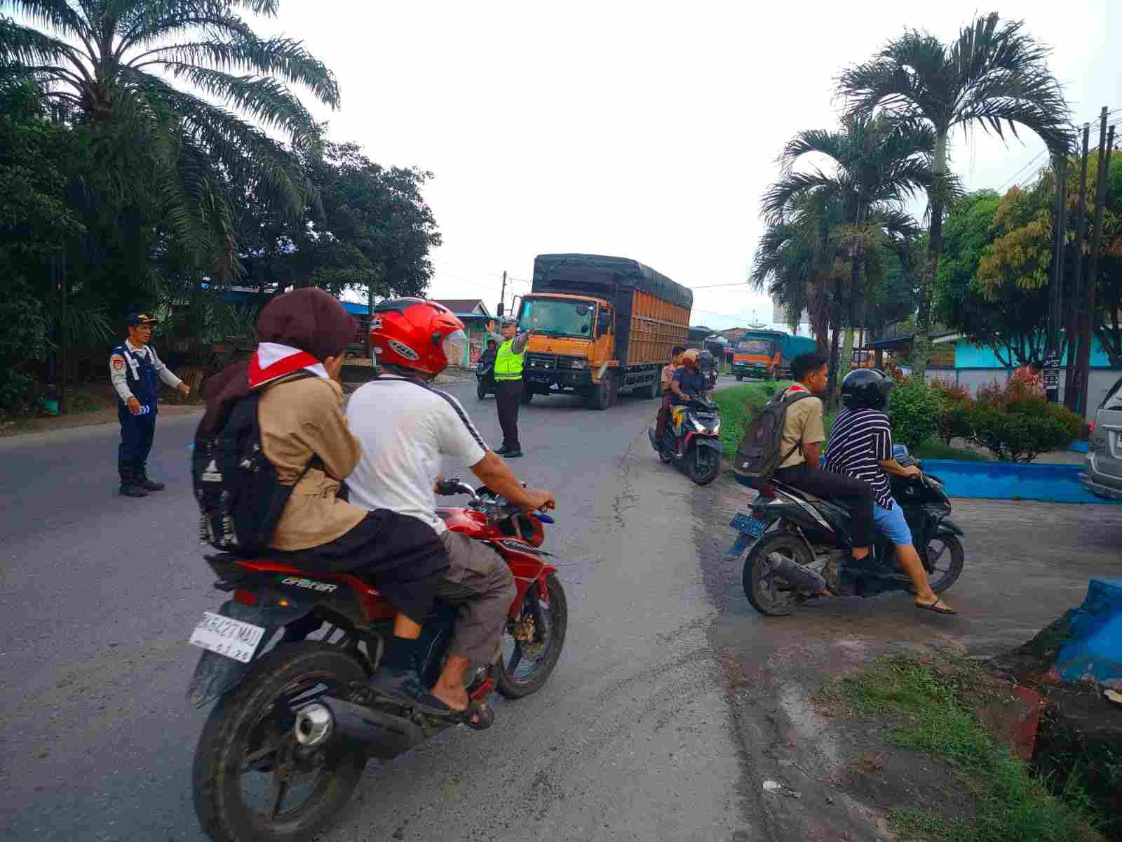 Antisipasi Kemacetan dan Kecelakaan, Sat Lantas Polres Batu Bara Gencar Pengaturan Lalu Lintas Pagi di Titik Rawan