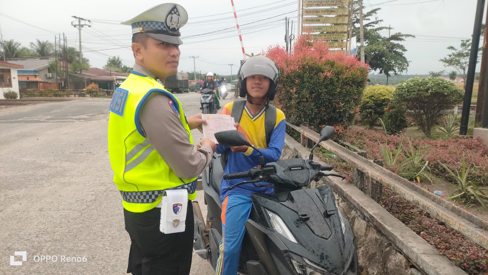 Ops Zebra Toba 2025: Sat Lantas Polres Batu Bara Giat Gatur dan Tindak Pelanggar Lalu Lintas di Simpang MTS