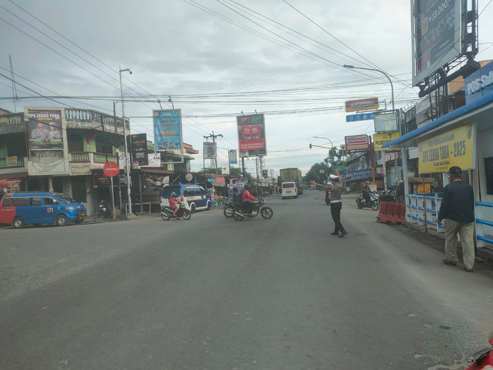 Sat Lantas Polres Batu Bara Optimalkan Pengaturan Lalu Lintas di Beberapa Titik Rawan Selama Ops Zebra Toba 2025
