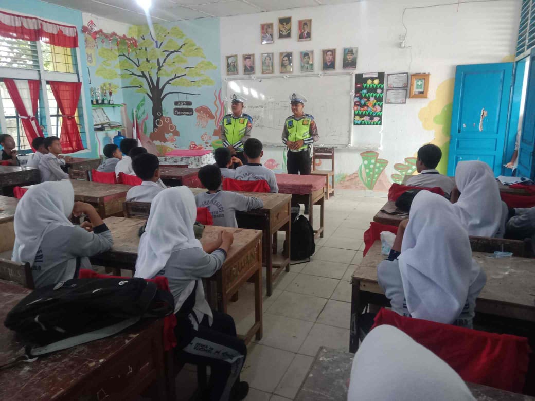 Sat Lantas Polres Batu Bara Gencar Sosialisasi Operasi Zebra Toba 2025 di SMP Negeri 1 Air Putih